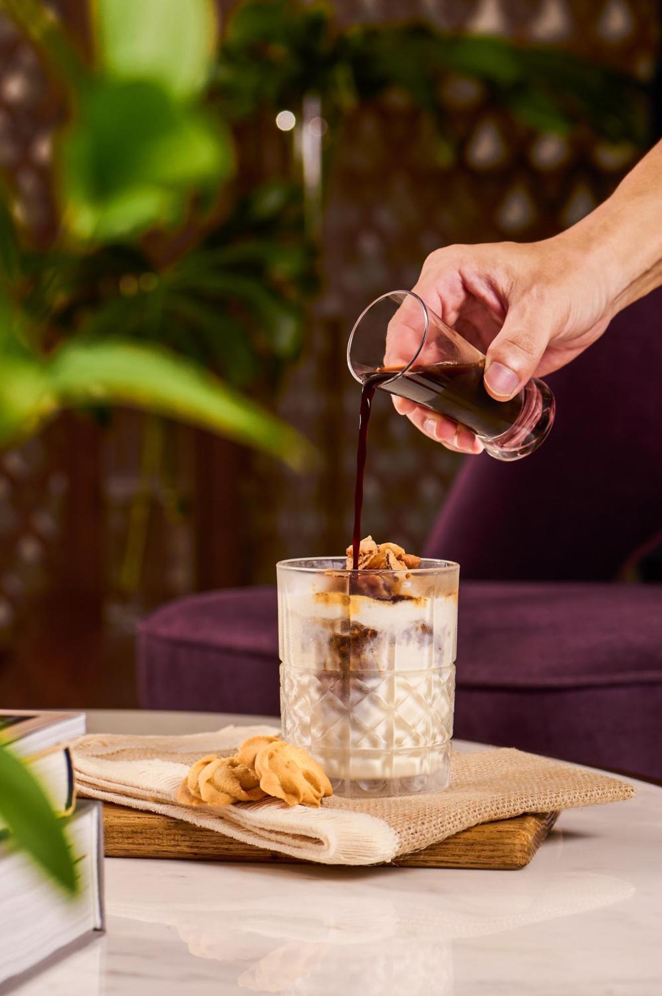 מלון Melia Vinpearl הואה מראה חיצוני תמונה A coffee being poured into a glass