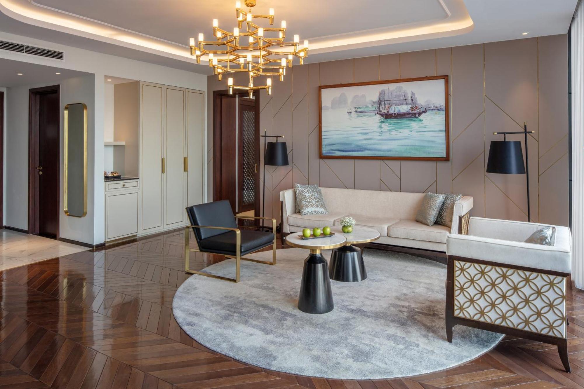 מלון Melia Vinpearl הואה חדר תמונה A living room in a suite at the Ritz-Carlton, DIFC