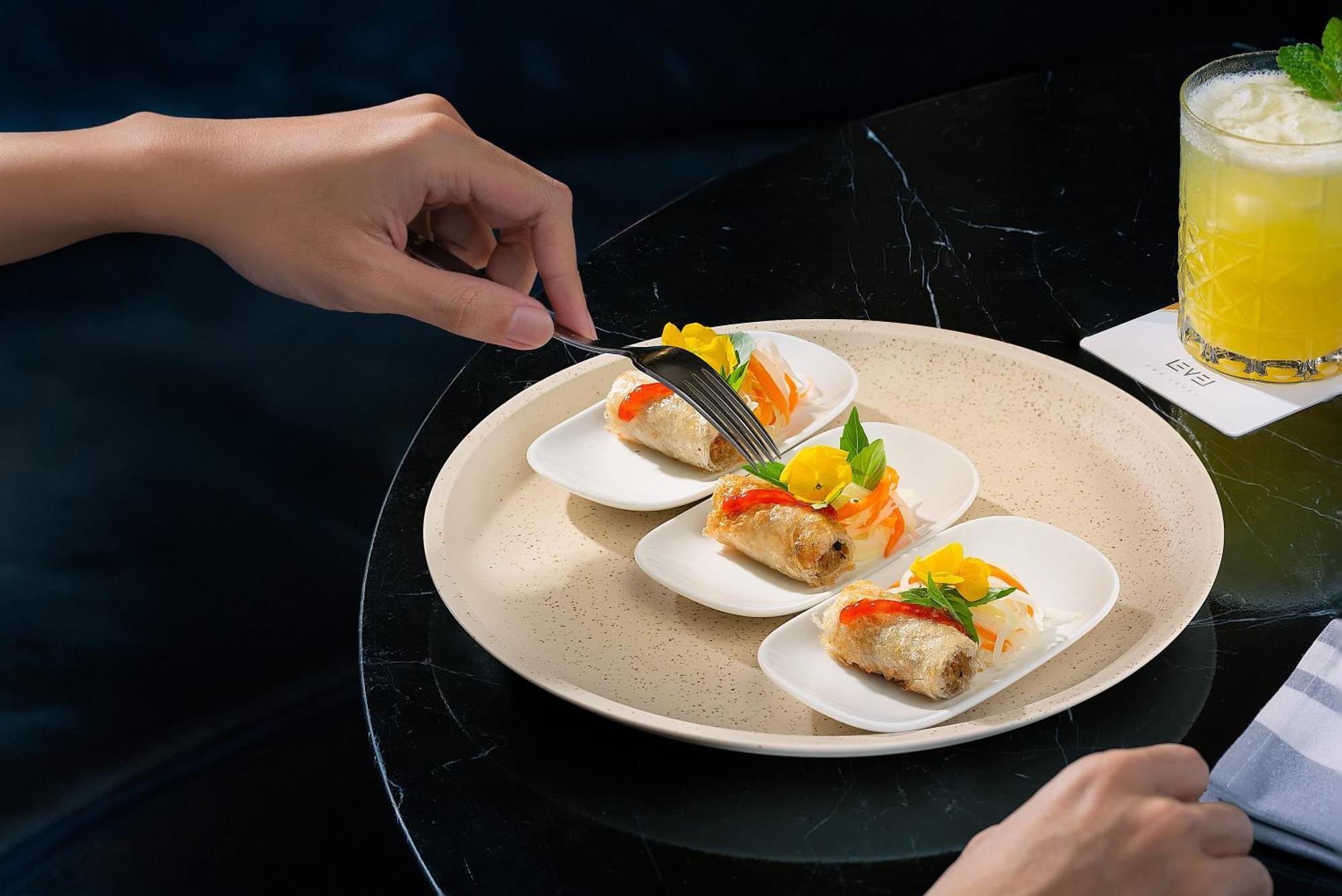 מלון Melia Vinpearl הואה מראה חיצוני תמונה A server cutting into a piece of dim sum