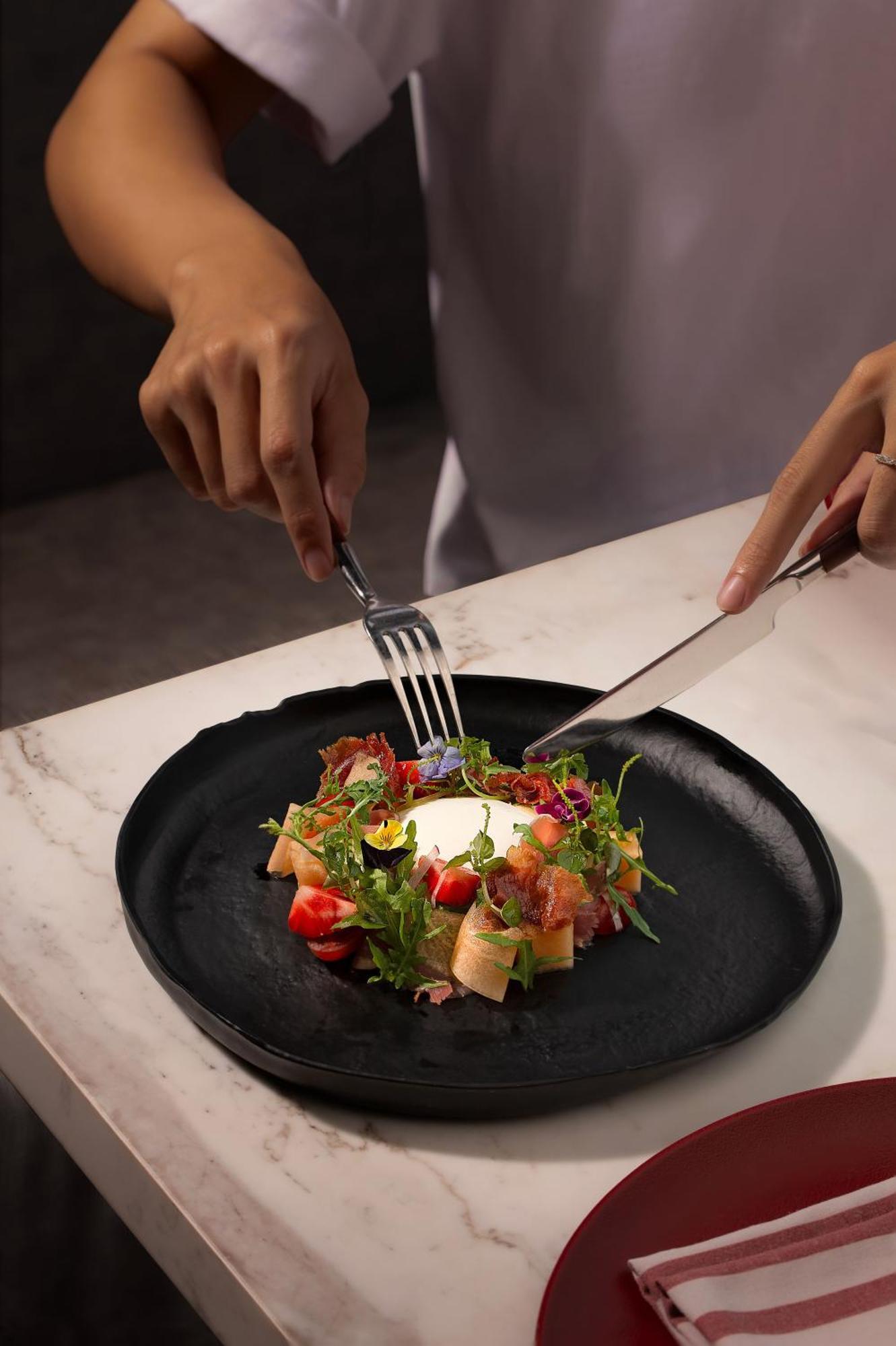 מלון Melia Vinpearl הואה מראה חיצוני תמונה A salad being cut with a knife and fork