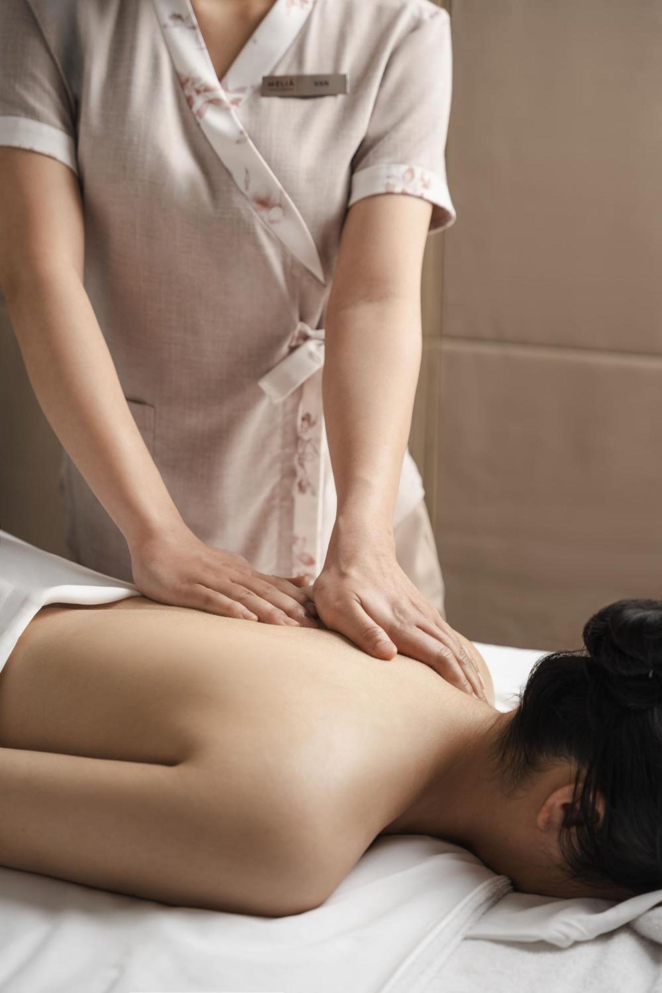 מלון Melia Vinpearl הואה מראה חיצוני תמונה A massage therapist working on a patient's back