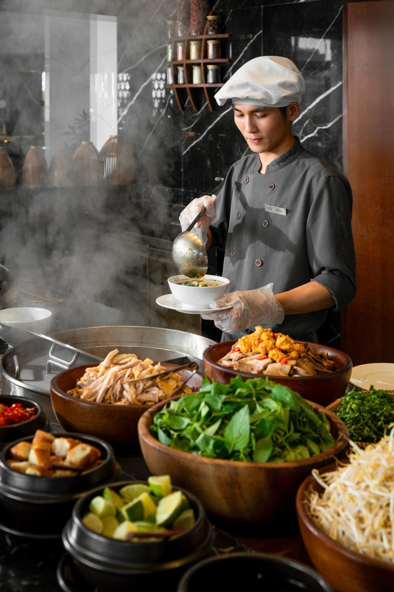 מלון Melia Vinpearl הואה מראה חיצוני תמונה A chef preparing food